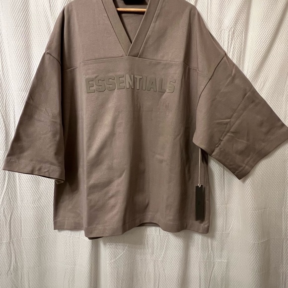 NWT - FEAR OF GOD ESSENTIALS Seal Beige Football T-Shirt in Size: M - Picture 3 of 7